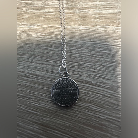 😍Reversible LV Pendent with 925 Silver Necklace😍 - Picture 4 of 10